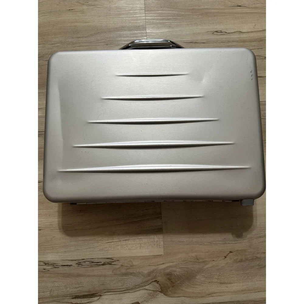 Used‎ Aluminum Briefcase Silver Case 18x13x4
